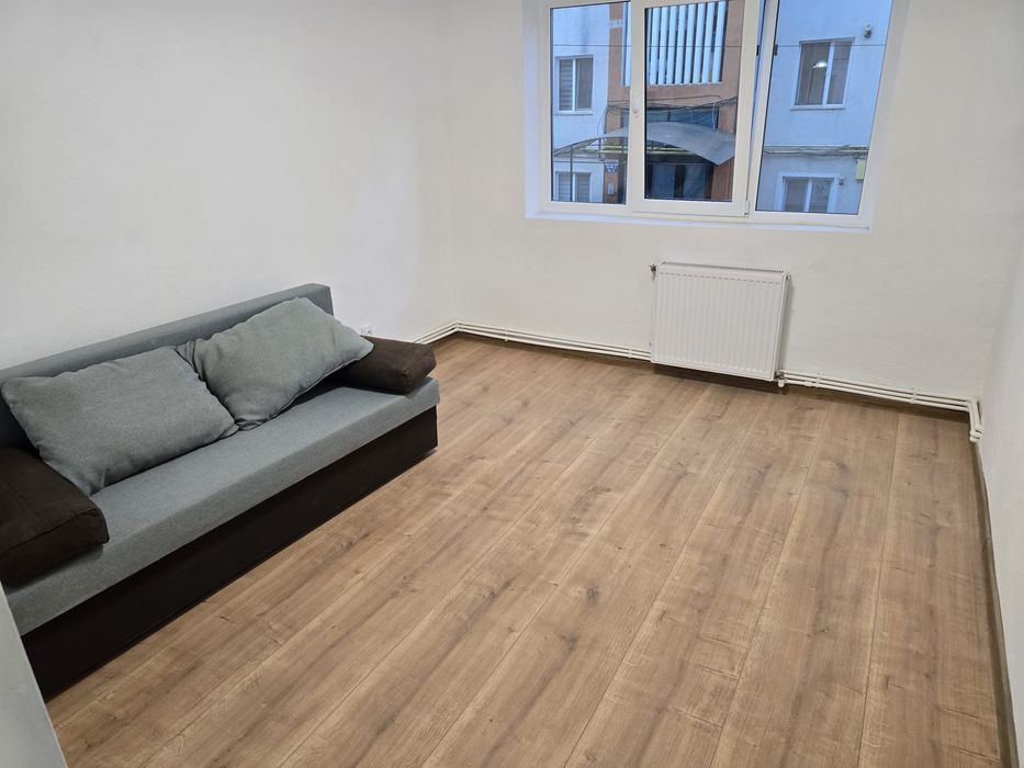 Apartament 2 camere, semidecomandat, et . 1, zona Han