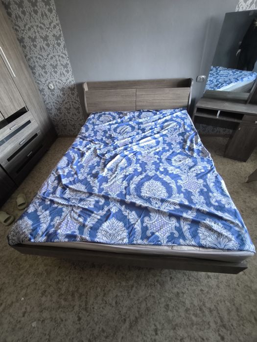 Отдам бесплатно кровать, шкаф, тумбочки, трюмо.