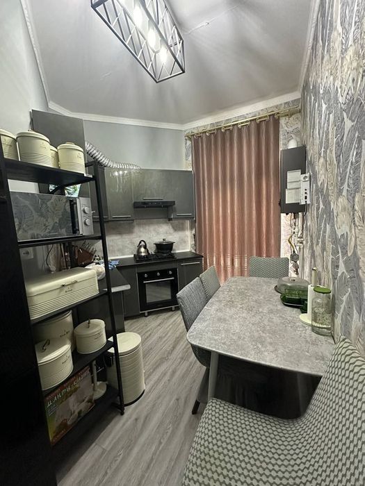 Kvartira sotiladi ko‘p qavatli bozor yonida