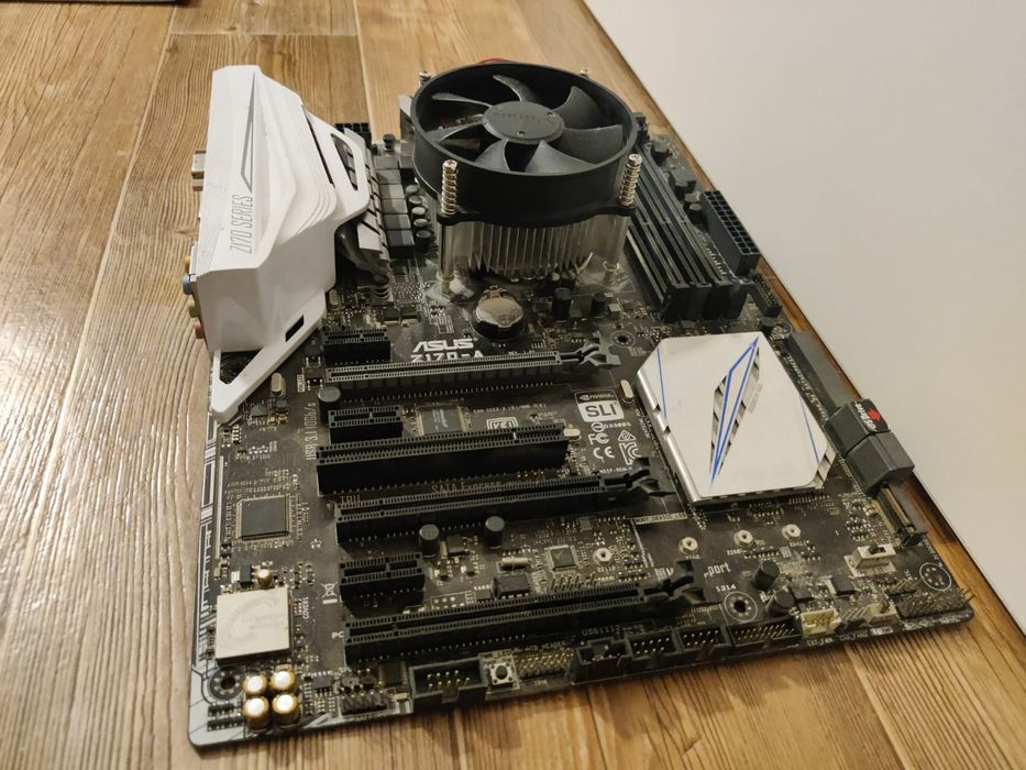 Материнская плата с процессом и кулером