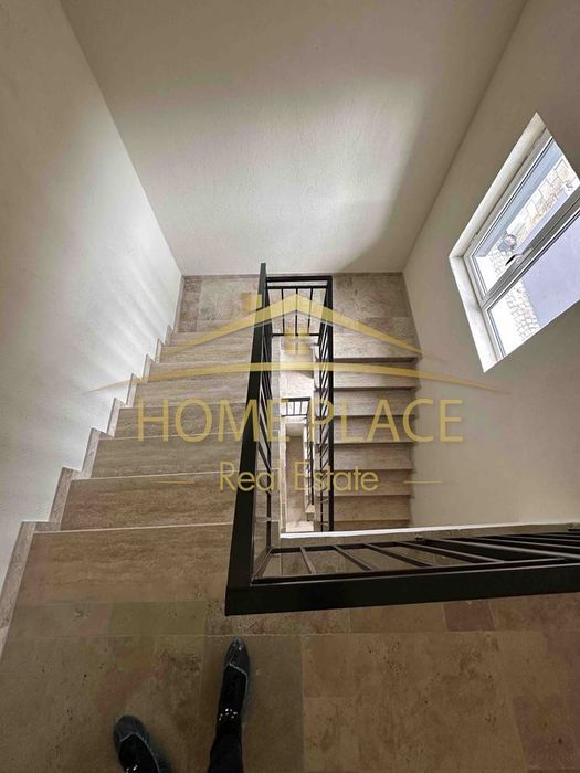 Къща на три етажа в кв.Виница