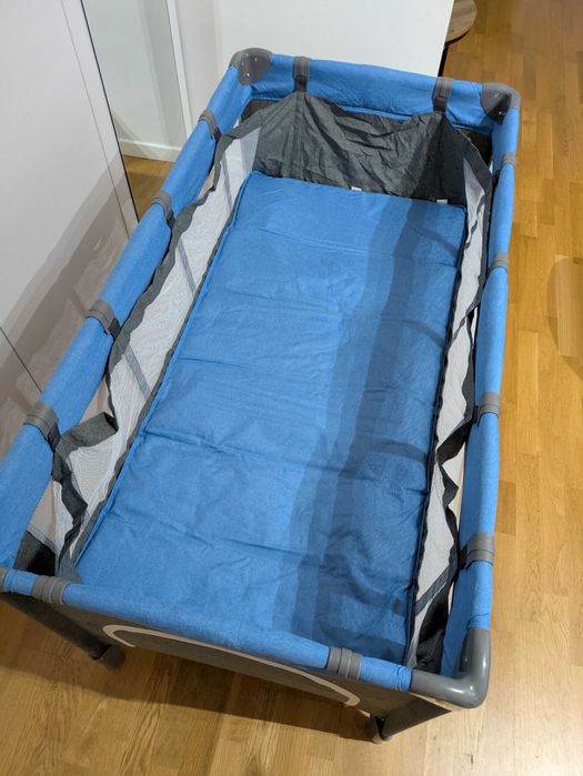 Patut de voiaj cu accesoriu pentru bebelusi