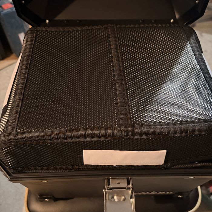 Куфар за мотор със стойка чисто нов