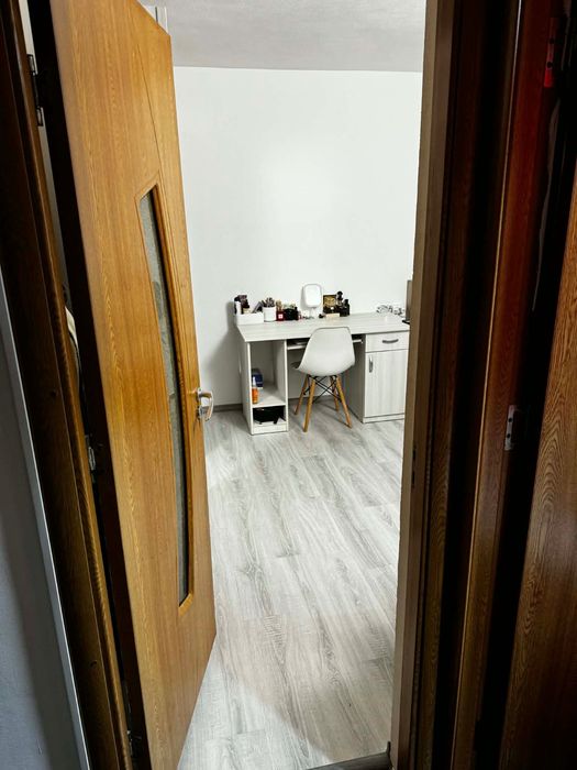 Vând garsonieră în zona Pipirig la parter…