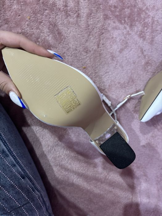 Бели токчета с панделка