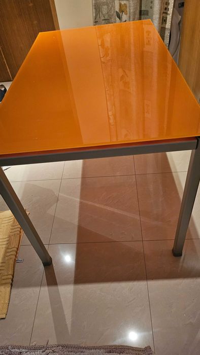 Стъклена трапезна маса