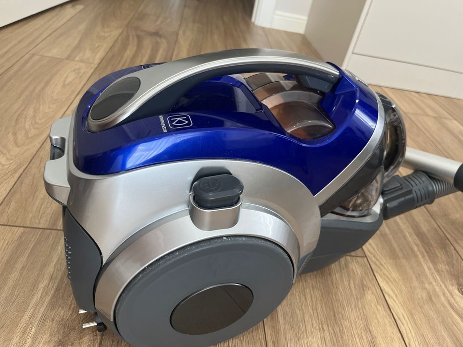 Пылесос LG VK89609HQ