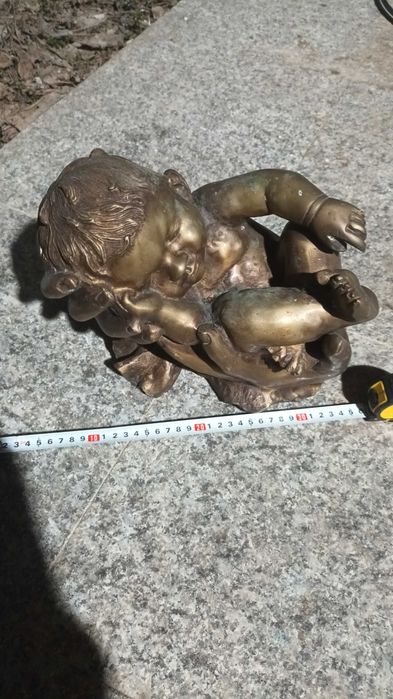 Statueta din bronz copil pe palme