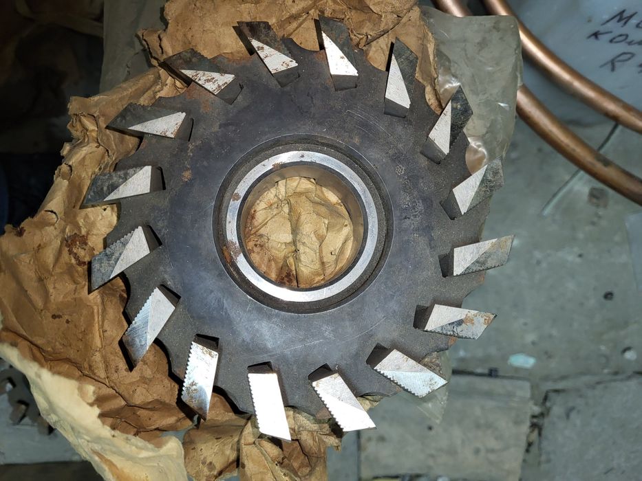 Продам фрезы по металлу и резцы.