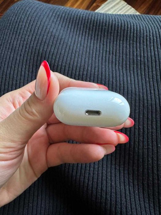 Продам Apple AirPods 2 оригинал