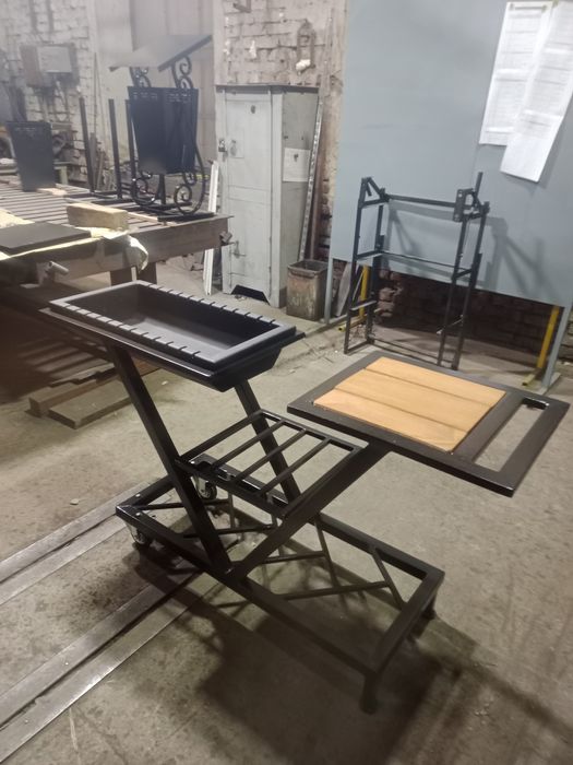 Стол с мангалом.