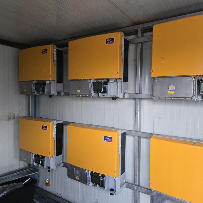 Vind 10 invertoare on grid SMA, total 100kw.Pret negociabil..
