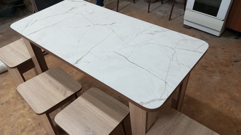 Столы и табуретки