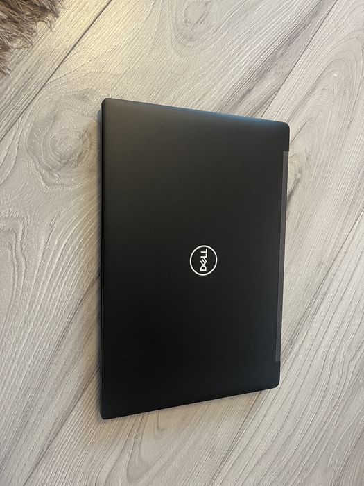 Dell 7390 cu touchscreen si baterie noua in stare buna