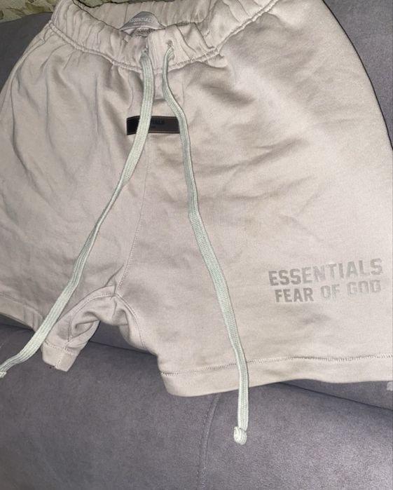 Шорты ESSENTIALS продаю