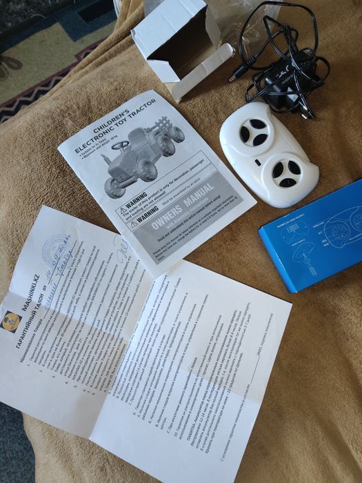 Электромобиль синий трактор