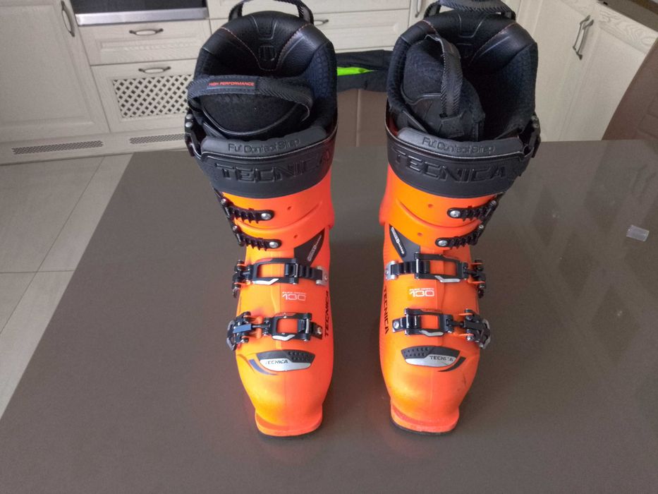 Продавам  каска и обувки