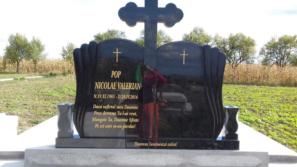 Monumente funerare