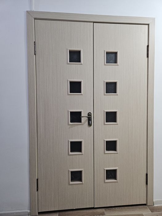 Есік,диван,прихожка