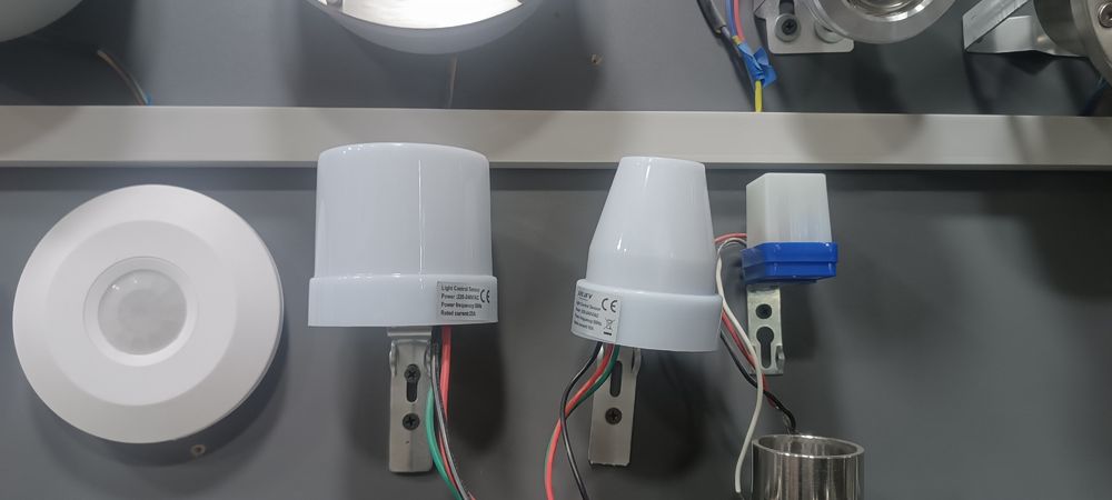 Foto rele 6A 10A 25A dachchik dvijeniya harakat sensor shit avtomat