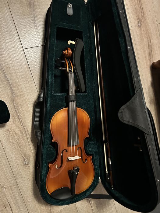 Vioară 4/4 + arcuș + cutie rigidă+suport barbie