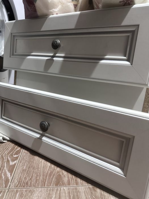 Шкаф, сервант в хорошем состояний.