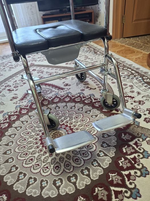 Инвалидное кресло-каталка домашняя.