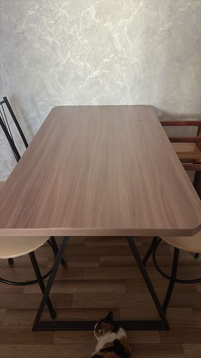 Продам стол и диван