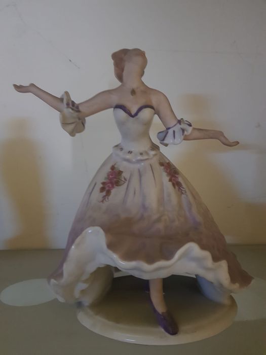 Vand bibelouri de porțelan