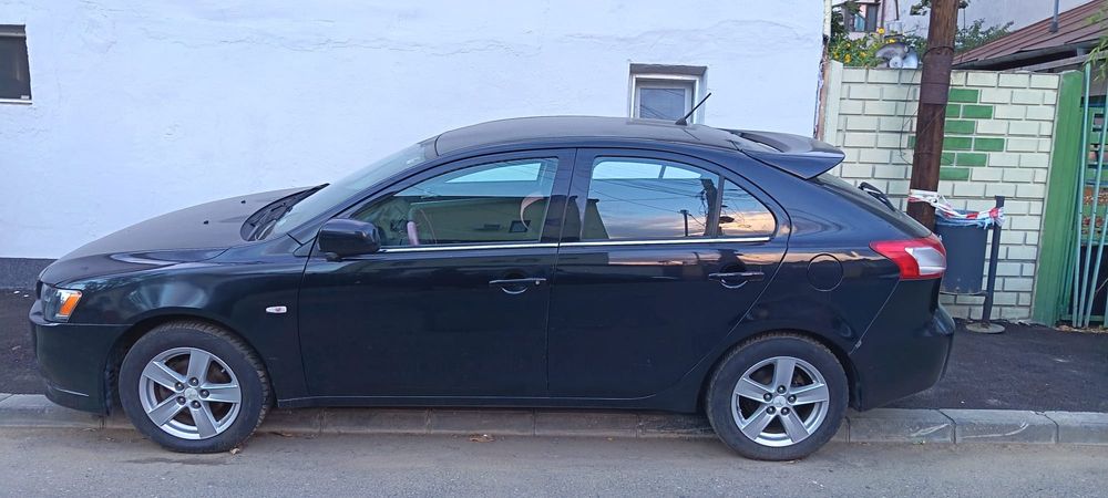 Vând Mitsubishi Lancer 1.5 benzina