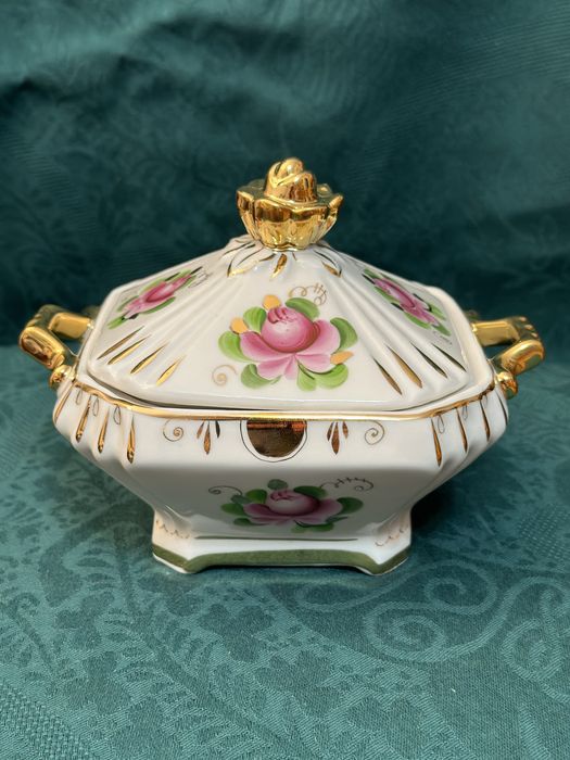 Порцеланов самовар и захарница Гжел