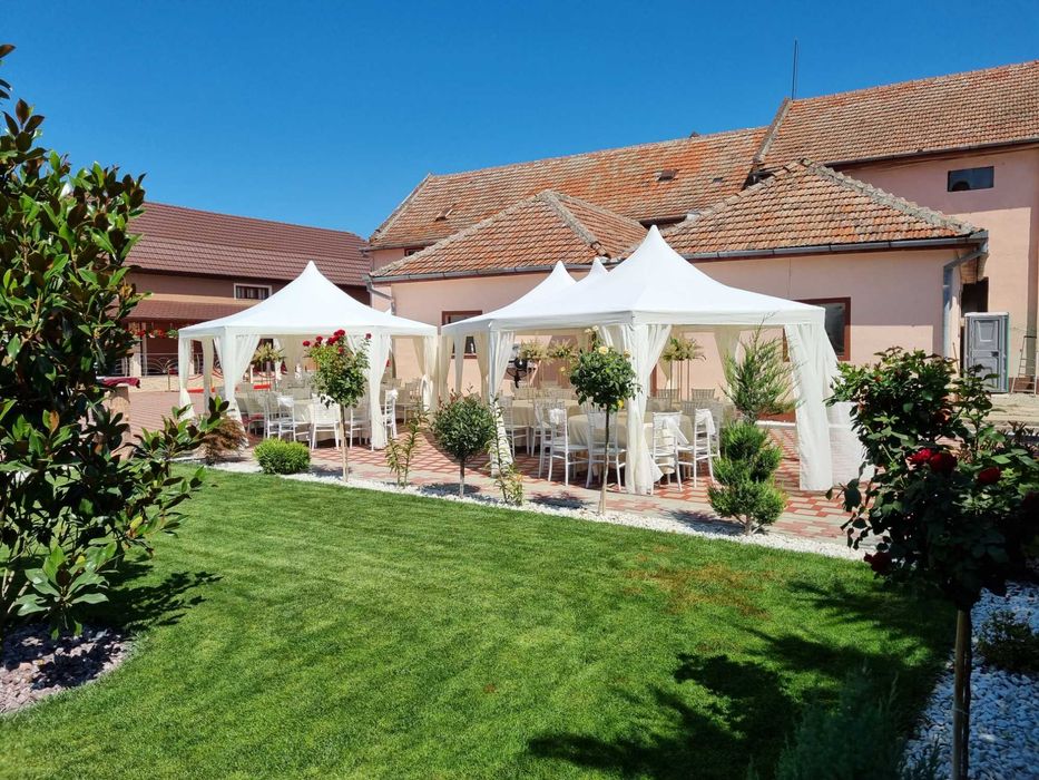 Cort de inchiriat, inchiriem cort, scaune, mese, aranjamente florale