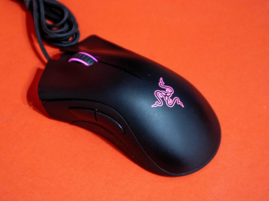 Геймърска Мишка Razer Deathadder Chroma с RGB подсветка, 10000 DPI