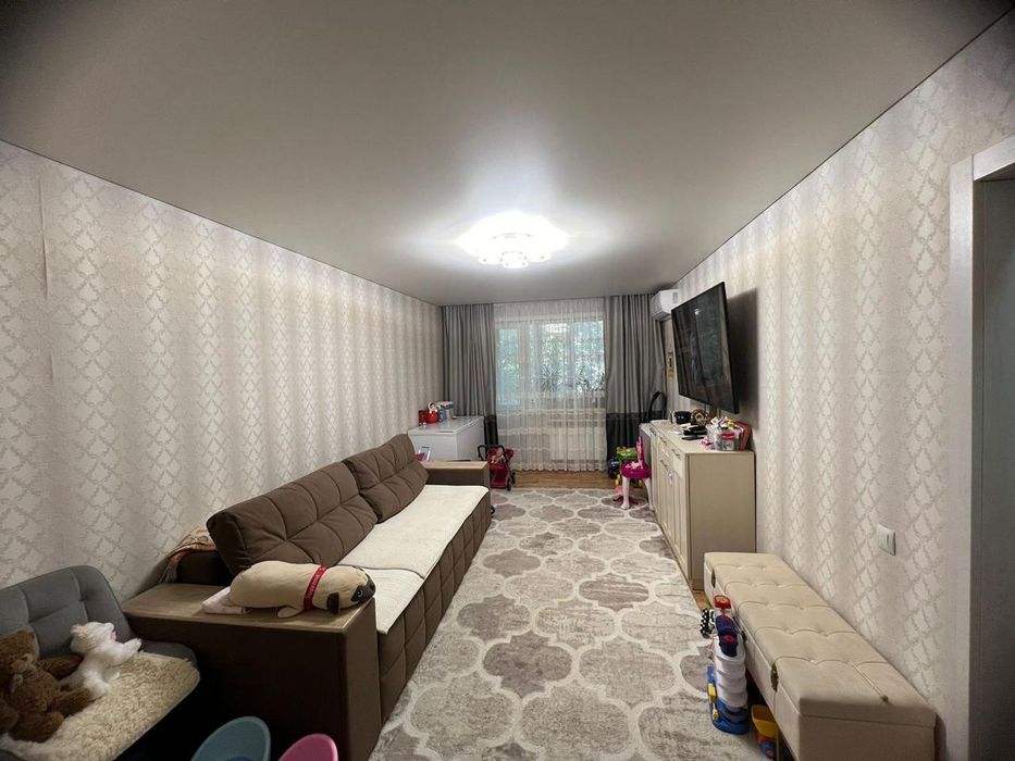 Продам 2 ком 2/5  р-н Голубого рынка