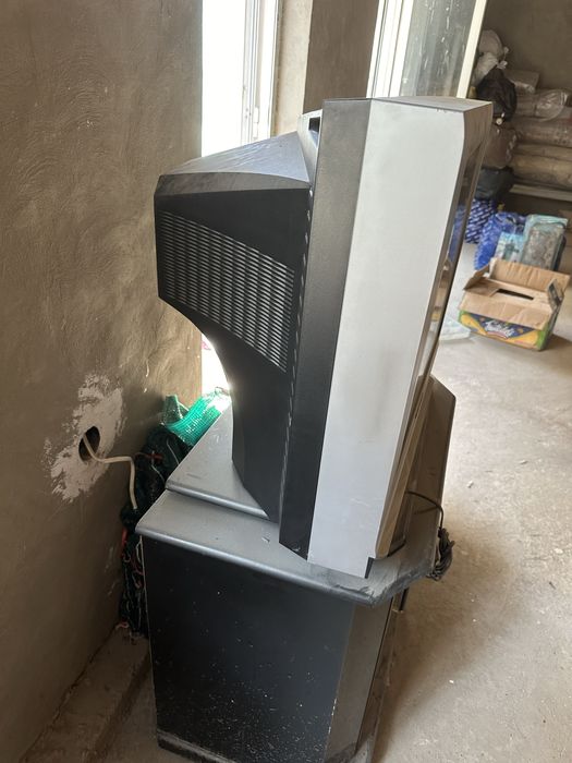 Продам срочно телевизор