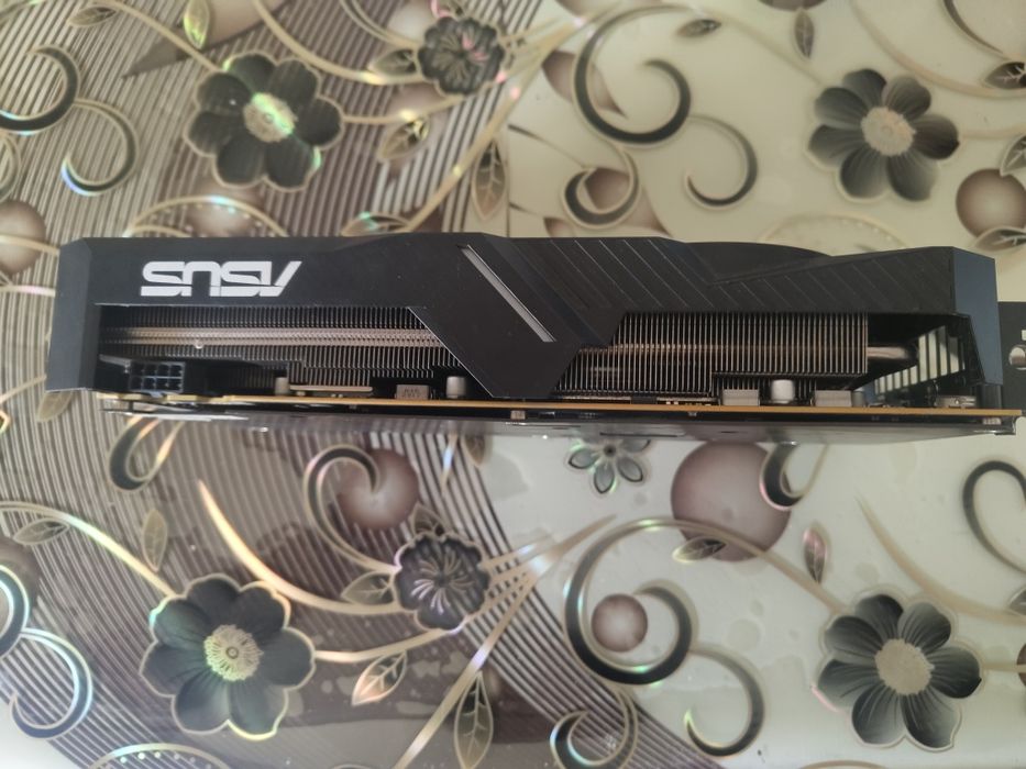 vand placa video amd rx5600xt