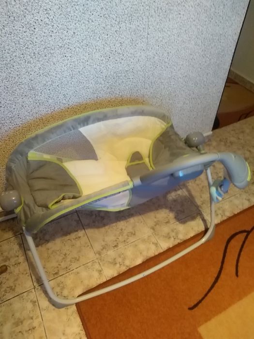 Люлка с мелодии, светлина и вибрация