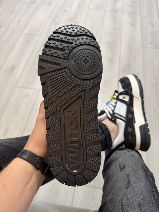 Adidasi Barbati LV Maxi Trainer Negru & Alb!