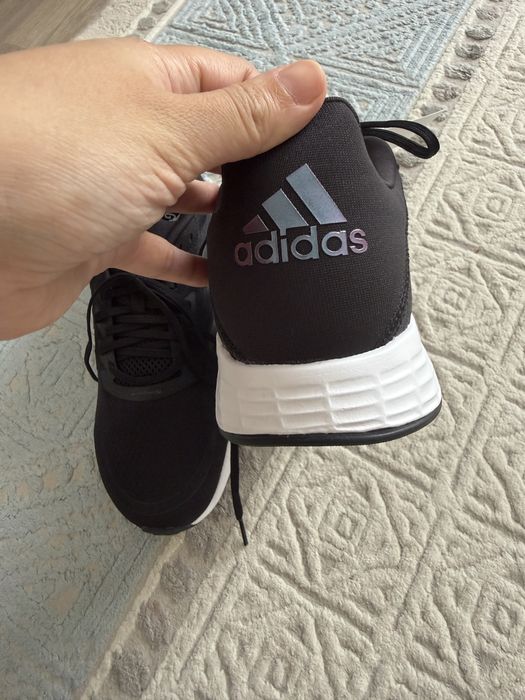 Кроссовки Adidas новые продам
