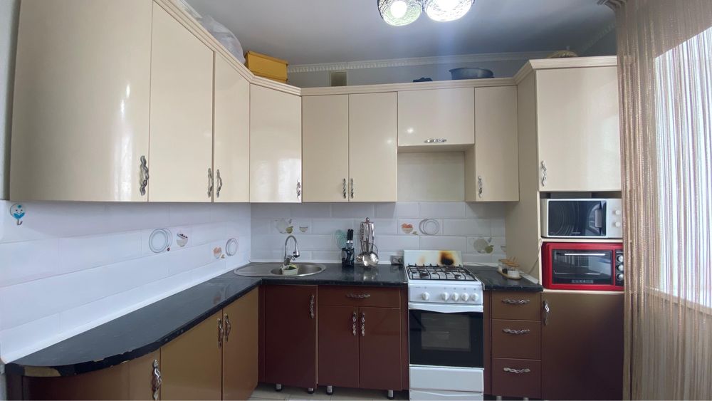 Продам кухонный горнитуру.