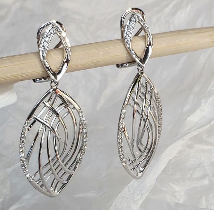 Красивы серьги с утонченным дизайном.