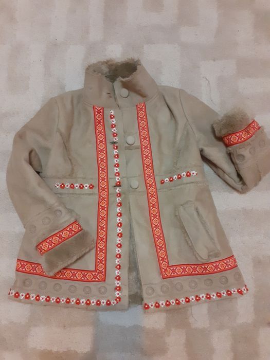 Cojoc traditional ,costum popular ,fete.