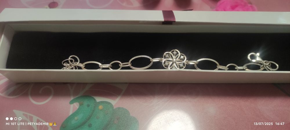 Сребърна гривна цвете с камъчета