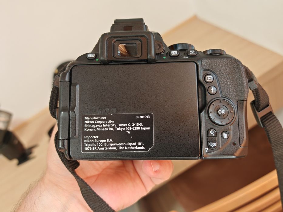 Nikon D5600, Kit complet (Obiectiv 18-140mm, Flash, Card 128gb, Filtru UV), Impecabil - 4.213 cadre 
3.999,00