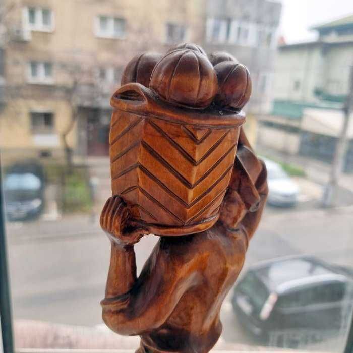 Sculptura statuie lemn lacuit ornament rustic barbat tinand cos