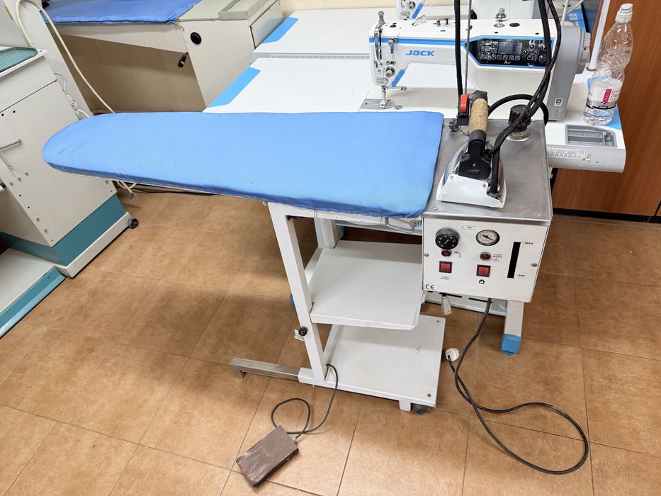 Masa de calcat cu absortie si generator abur de 5 l