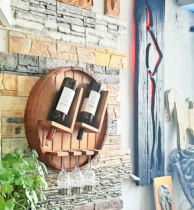 Винные полки из натурального дерева.