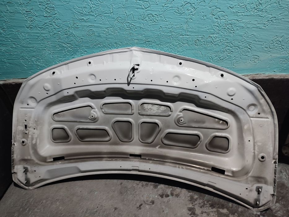 Продам капот на Шевроле кобальт белый