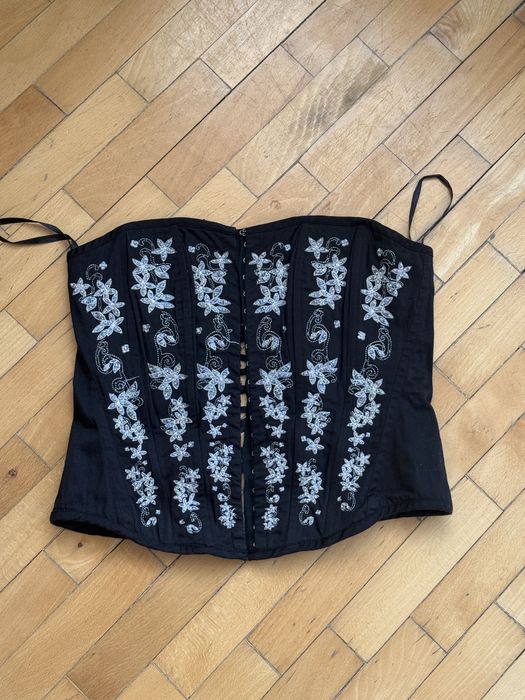 Черен корсет с детайли