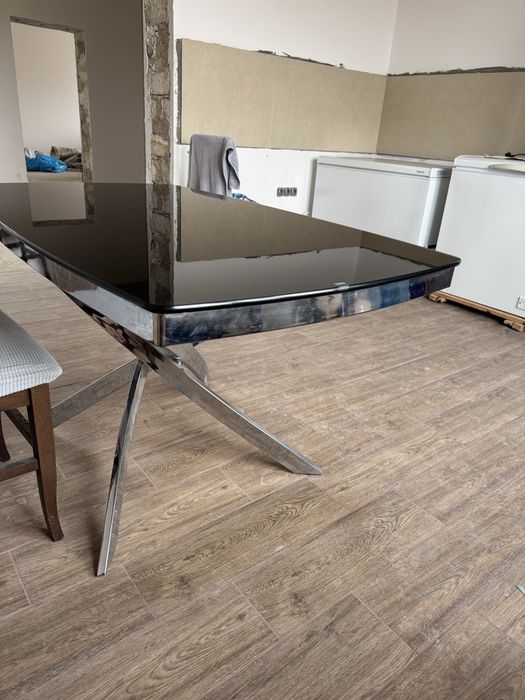 Обеденный стол, вытяжка, картины